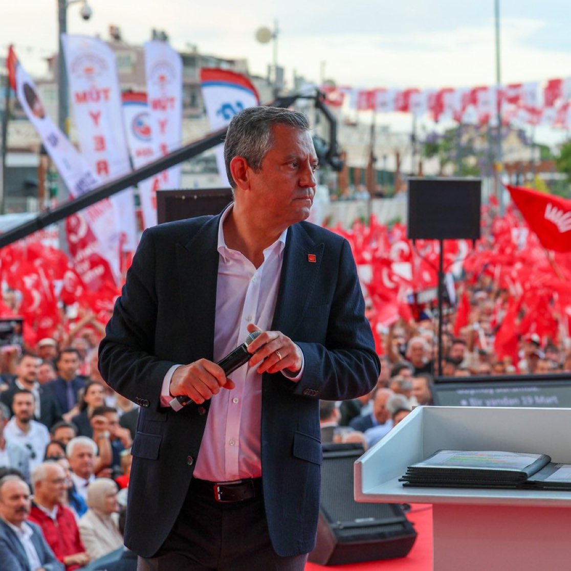 Özgür Özel: "Atatürk'ün partisini ne kayyuma bırakırız ne de yargı oyunlarıyla kimseye teslim ederiz. Biz buradayız, hodri meydan.  

Atatürk'ün partisine seçim olmadan gelecek adamın 2 milyon üyemiz alnını karışlar."