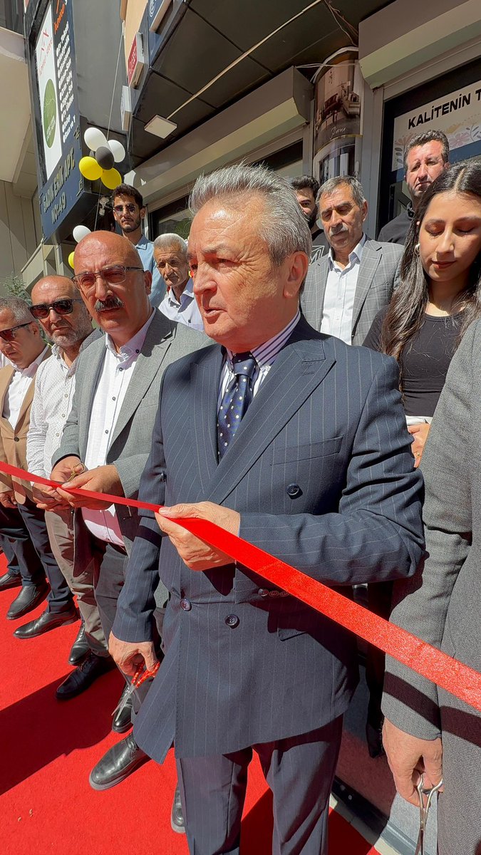 Kıymetli kardeşim Erhan Erik’in Hakkâri’de açtığı 'Home Store' mağazasının açılış heyecanına ortak olduk. Yeni işletmesinin hayırlı olmasını diliyor, bol kazançlar ve bereketli işler temenni ediyorum.