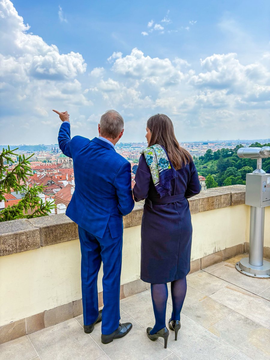 Bylo mi milým potěšením přivítat v Praze rumunskou státní tajemnici pro evropské záležitosti Claru Staicu. Jednali jsme o budoucím rozšíření EU, posilování evropské bezpečnosti, konkurenceschopnosti i příštím víceletém rozpočtu. Potvrdili jsme velmi dobré bilaterální vztahy a