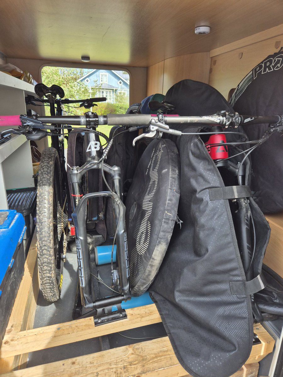 Pyörät, varakiekot ja iso kasa työkaluja ja huoltovölineitä alkaa olla autossa. Illalla alkaa matka kohti Borlänge Touria ja loppuviikosta tytöt kisaa ja vanhemmat huoltaa ja kannustaa. #mtblife