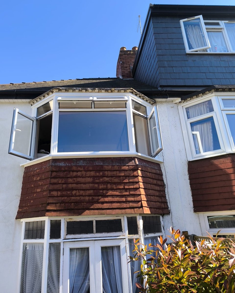 WembleyWindows's tweet photo. ๐๐ This newly installed bay window extends outward from the home, capturing panoramic views of the garden while inviting generous amounts of daylight into the room.
#CompositeDoor #uPVCWindow #WembleyWindows #HomeRenovation #WhichTrustedTraders https://t.co/KalXnx1P6G