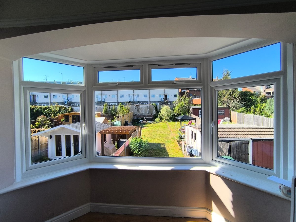 WembleyWindows's tweet photo. ๐๐ This newly installed bay window extends outward from the home, capturing panoramic views of the garden while inviting generous amounts of daylight into the room.
#CompositeDoor #uPVCWindow #WembleyWindows #HomeRenovation #WhichTrustedTraders https://t.co/KalXnx1P6G