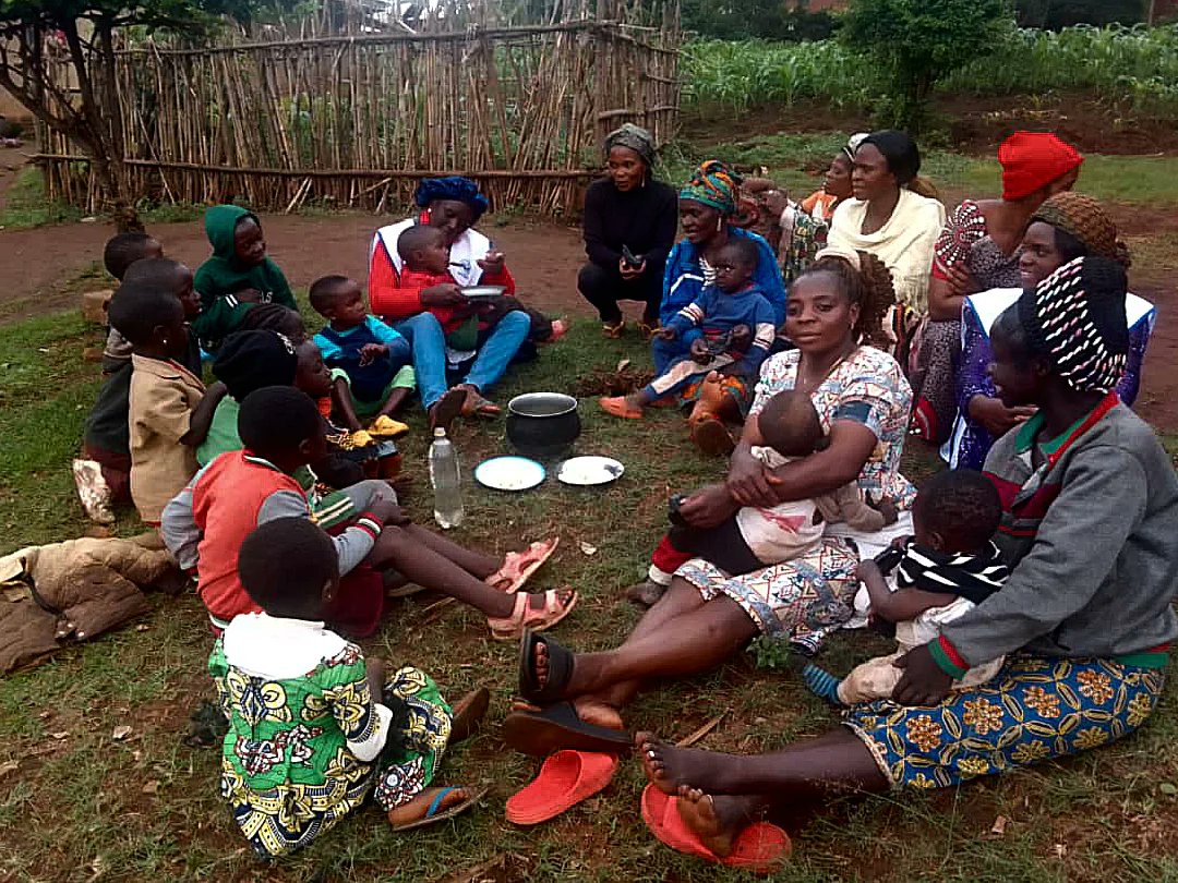 WFP_Cameroon's tweet photo. #Cameroon 🇨🇲

Why a cooking demonstration?

Because the fight against malnutrition begins in the kitchen!

Since early 2025, @WFP community health workers, through the @WorldBank -funded #PULCCA project, have led over 1,000 cooking demonstrations in Bali and nearby areas. They are teaching families how to use local ingredients to create healthy, nutritious meals.

It is more than just cooking; it is about building strength and hope.

#ZeroHunger
#SavingLives
#ChangingLives