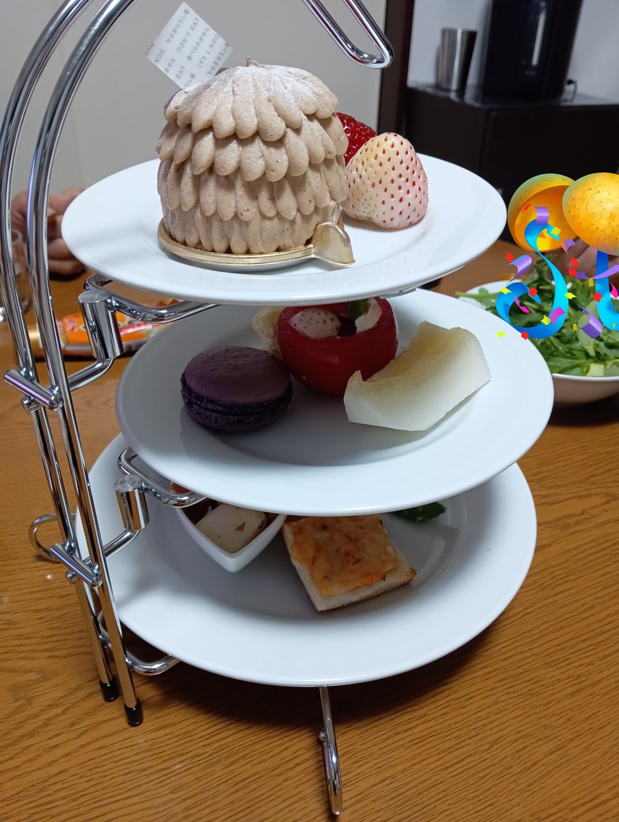 「家族が誕生日だったので主役の分をアフヌン仕様にしました。中身はこんな感じ、と牛カ」|ちょこおのイラスト