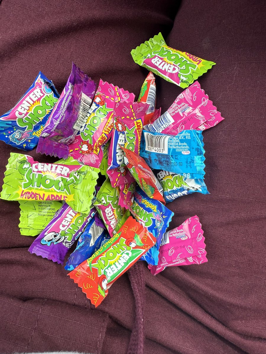 Konnte einfach nicht widerstehen. Erinnerung aus meiner Kindheit 😁. Die musst en einfach mit als ich die Söckchen bei der Post abgegeben habe. Kleingeldsub 3,50 Euro darfst du übernehmen ! 😌💸