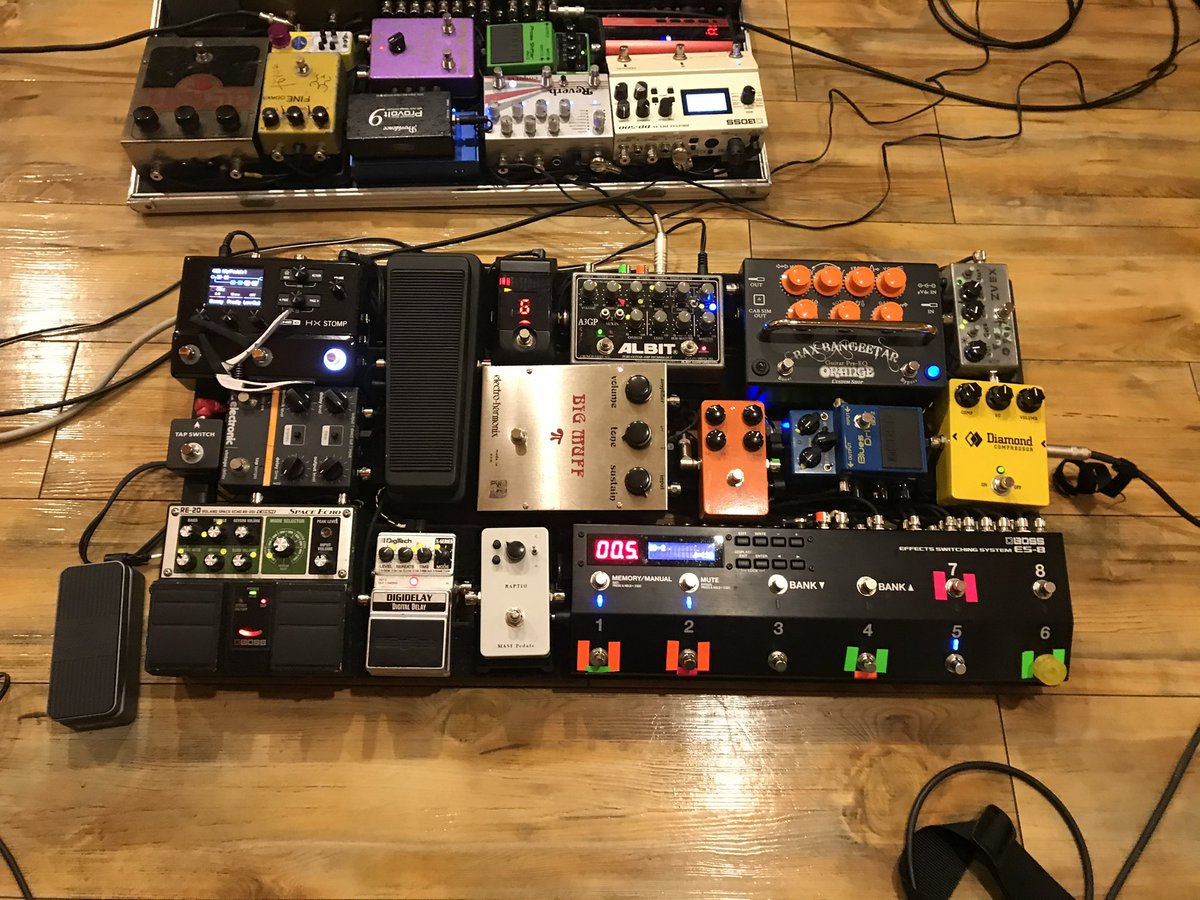 #頭悪いエフェクターボード選手権

主に左上辺りのペダル達を使いこなせず持て余してました