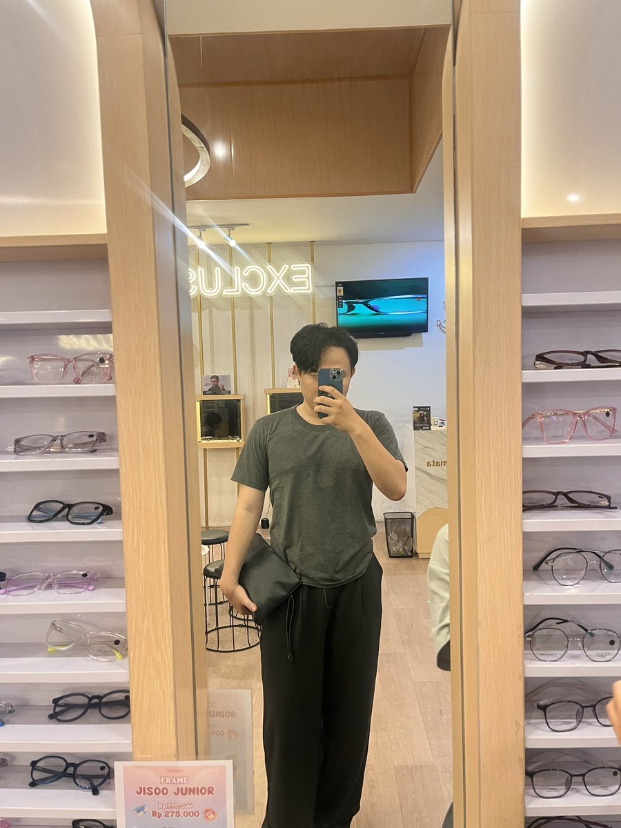 Darlinggful's tweet photo. She told me backthen that “you could be better dhiya if you wanted to”. And it tooks me 4 years to eat all of those ‘karma’ and progress myself all over. She was right about me. Now I understand. Its not about changing the mindset, but the character itself. https://t.co/NdDqBgx3cL