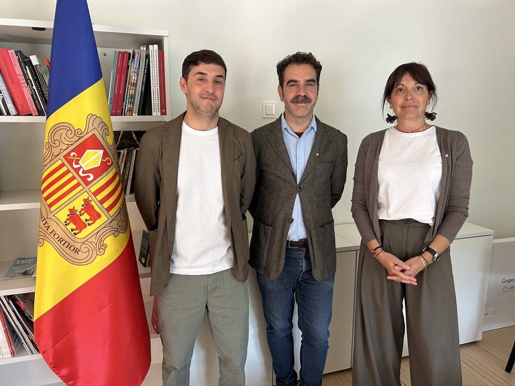 🤝 La Institució de les <a href="/lletres/">Lletres catalanes</a> catalanes ha signat un conveni de col·laboració amb el <a href="/GovernAndorra/">Govern d'Andorra</a> per a la promoció del patrimoni literari en català. La signatura ha tingut lloc a Encamp i ha comptat amb la presència de la delegada <a href="/annavivestarres/">Anna Vives</a> ℹ️:shorter.me/BA7nl