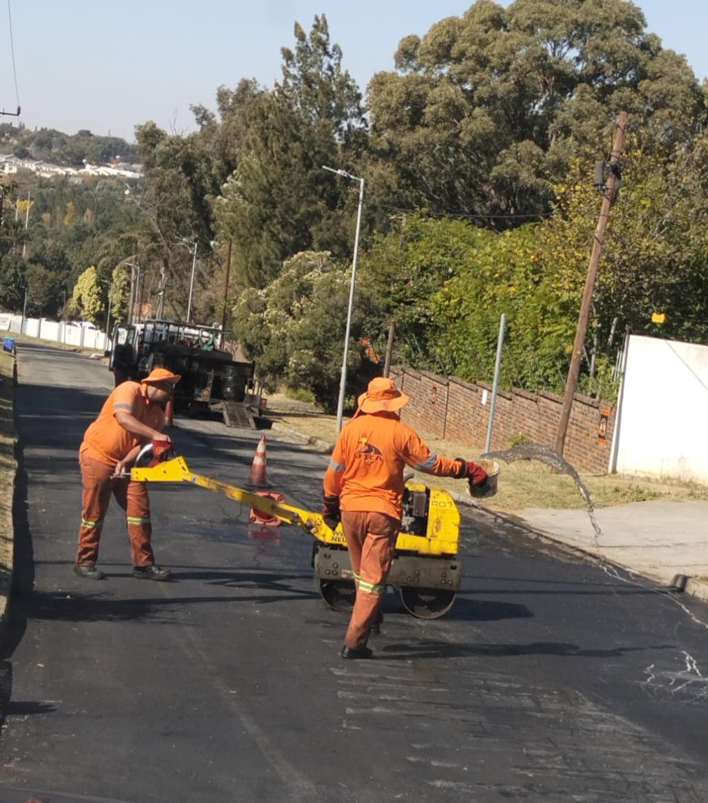 CityofJoburgZA's tweet photo. The #AcceleratedServiceDelivery Programme with MMC Loyiso Masuku continues across Regions A and F, as departments and entities take to the ground to ensure that #JoburgServices are delivered efficiently. #JoburgServices ^LM https://t.co/mLqMEhcq4m