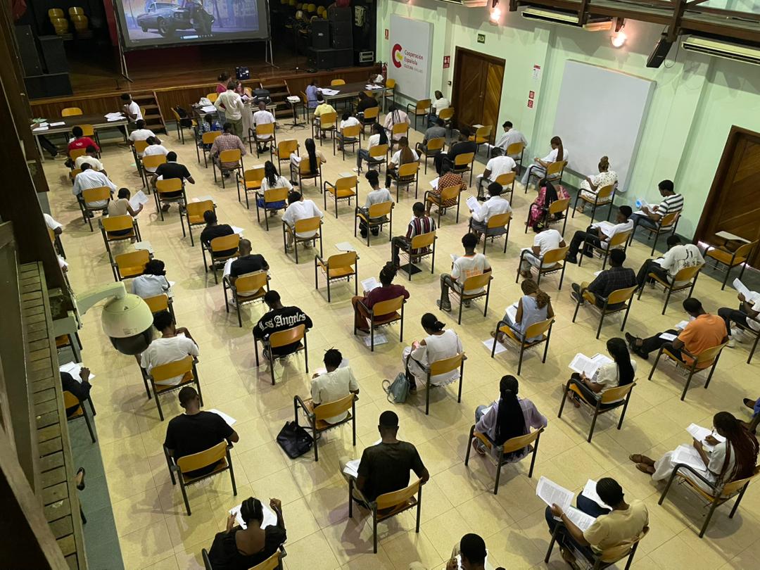 Varios estudiantes participan en las Pruebas de Acceso a la Universidad (PAU) en España desde ayer, lunes, 2 de junio hasta el sábado, 7 de junio de 2025 en el Centro Cultural de España en Malabo.
<a href="/EmbEspMalabo/">Embajada de España en Guinea Ecuatorial</a> #EspañaEnGE <a href="/AECID_EspMalabo/">AECID España en Guinea Ecuatorial</a> <a href="/Revista_REG/">RevistaRealEquatorialGuinea🇬🇶</a> <a href="/AhoraEg/">AHORAEG</a> <a href="/grupo16novenos/">Grupo 16 Novenos</a>