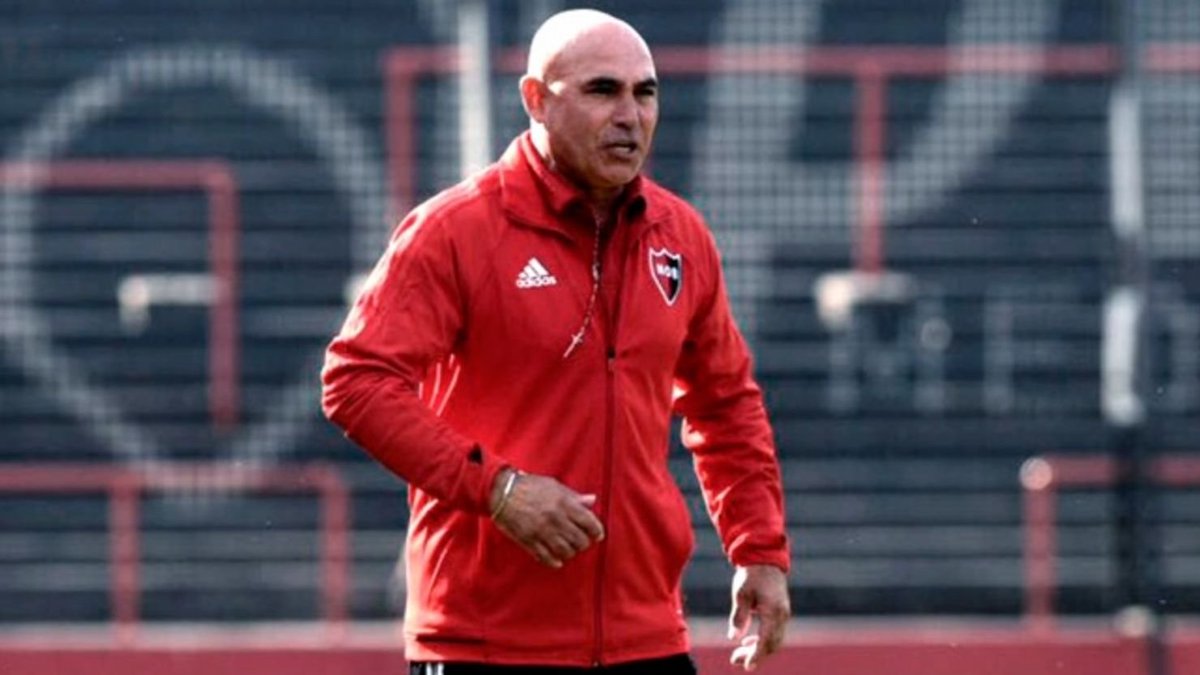 🎙️Juan Manuel Llop en #PasiónNacional:

“En #Newells muy pocos jugadores de inferiores han descollado y eso antes era permanente. En 2018, cuando estuve, nadie se quería quedar a pelear un lugar. Todos los chicos se querían ir y es difícil así. La mayoría de los proyectos eran