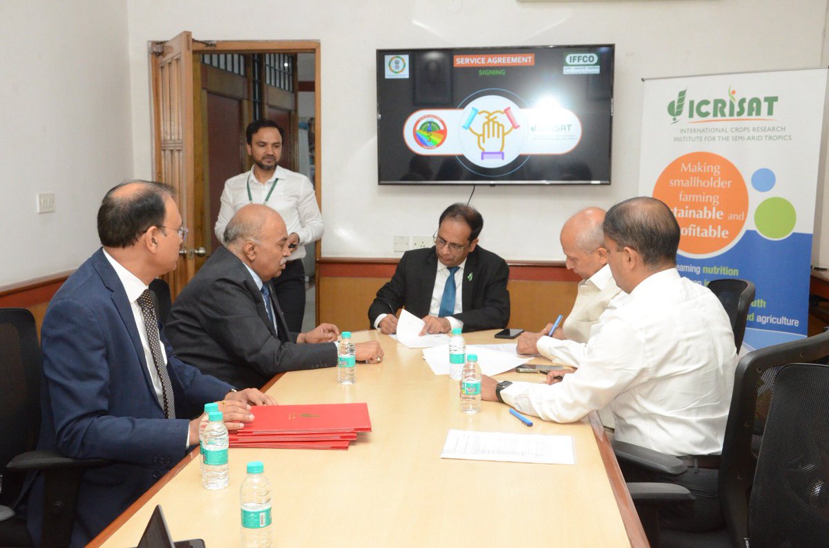 drusawasthi's tweet image. A Transformative Tripartite agreement signed between #BBSSl #ICRISAT and #IFFCO for advanced Beej Anusandhan Kendra (BAK) at IFFCO Kalol, Gujarat.
Occasion was graced by
Chairman, BBSSL Sh. @yogendrakumar, DG, ICRISAT Sh. @himanshupathak, 
MD, BBSSL Sh. @chetanjoshi and 
ADG,…