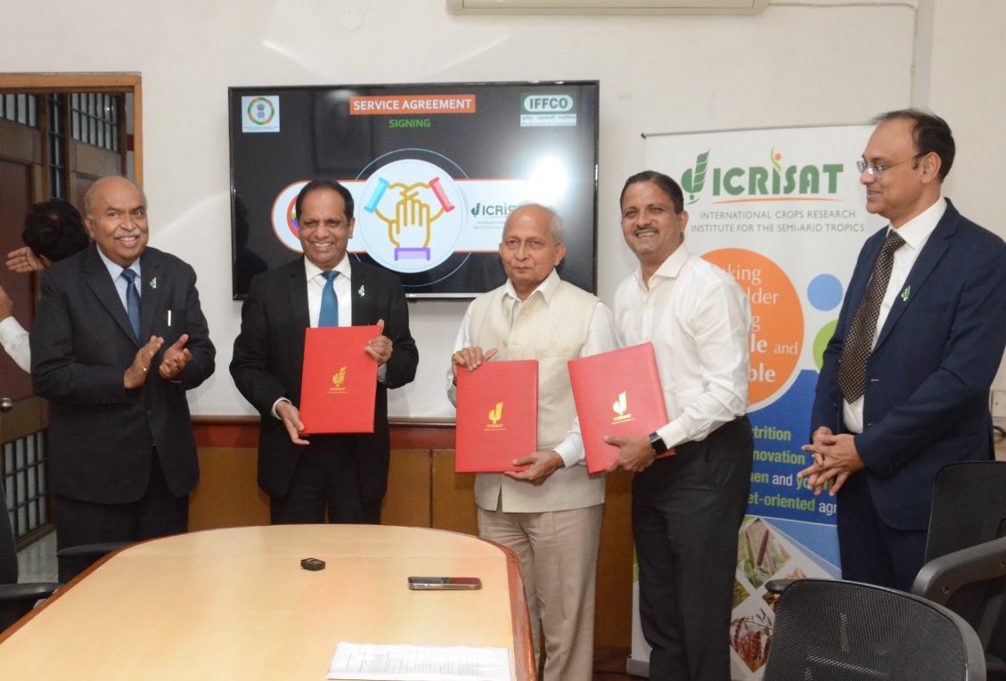 drusawasthi's tweet image. A Transformative Tripartite agreement signed between #BBSSl #ICRISAT and #IFFCO for advanced Beej Anusandhan Kendra (BAK) at IFFCO Kalol, Gujarat.
Occasion was graced by
Chairman, BBSSL Sh. @yogendrakumar, DG, ICRISAT Sh. @himanshupathak, 
MD, BBSSL Sh. @chetanjoshi and 
ADG,…