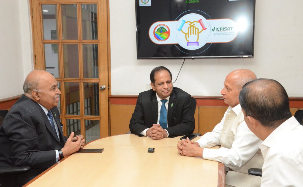drusawasthi's tweet image. A Transformative Tripartite agreement signed between #BBSSl #ICRISAT and #IFFCO for advanced Beej Anusandhan Kendra (BAK) at IFFCO Kalol, Gujarat.
Occasion was graced by
Chairman, BBSSL Sh. @yogendrakumar, DG, ICRISAT Sh. @himanshupathak, 
MD, BBSSL Sh. @chetanjoshi and 
ADG,…