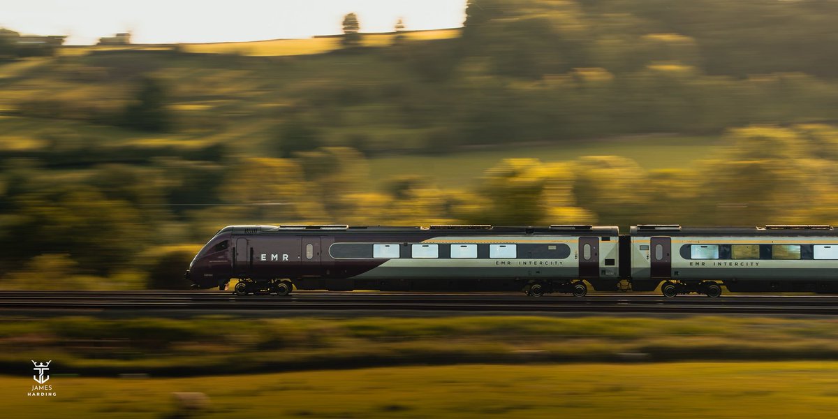 JamesHardingFX's tweet image. EMR’s Class 222 Meridians 💜
@EastMidRailway Meridians, caught in beautiful evening light as they charge northbound through Derbyshire. ☀️
•
#Rail #RailwayPhotography #Railway #EastMidlands #EastMidlandsRailway #NetworkRail #Photography #Derbyshire #TransportPhotography