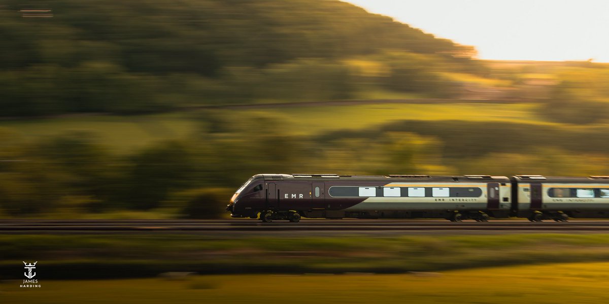 JamesHardingFX's tweet image. EMR’s Class 222 Meridians 💜
@EastMidRailway Meridians, caught in beautiful evening light as they charge northbound through Derbyshire. ☀️
•
#Rail #RailwayPhotography #Railway #EastMidlands #EastMidlandsRailway #NetworkRail #Photography #Derbyshire #TransportPhotography