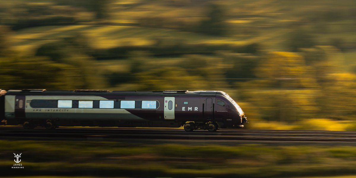 JamesHardingFX's tweet image. EMR’s Class 222 Meridians 💜
@EastMidRailway Meridians, caught in beautiful evening light as they charge northbound through Derbyshire. ☀️
•
#Rail #RailwayPhotography #Railway #EastMidlands #EastMidlandsRailway #NetworkRail #Photography #Derbyshire #TransportPhotography