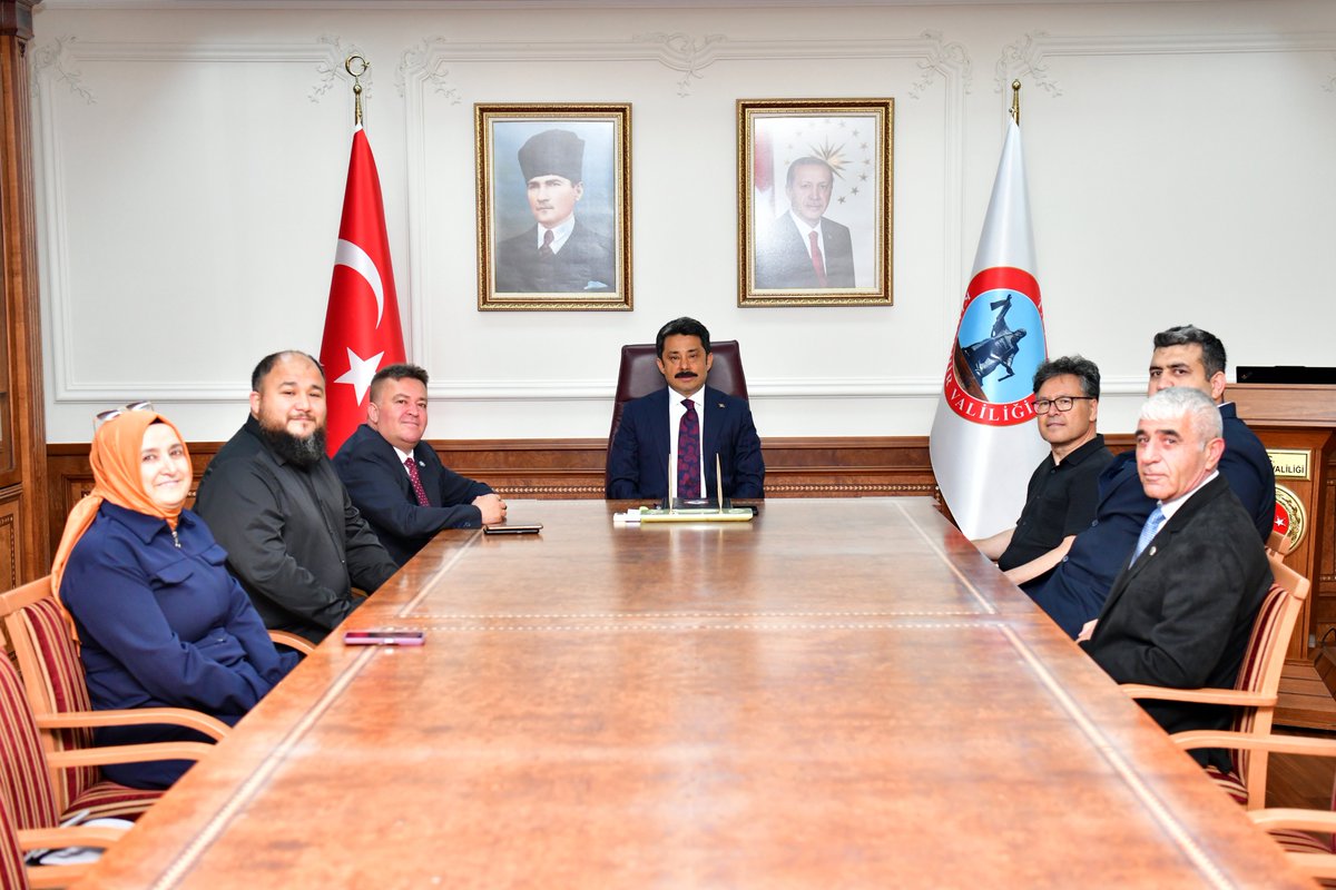 Kırşehir Valiliği (@kirsehirvalilik) on Twitter photo Sağlık-Sen Kırşehir Şubesi Başkanı Yasin Yücesan ve Yönetim Kurulu Üyeleri, Valimiz <a href="/DemiryurekSefa/">Murat Sefa Demiryürek</a>'ya ziyarette bulunarak sendika çalışmaları ve faaliyetlerine ilişkin bilgilendirmelerde bulundular. Sağlık-Sen Kırşehir Şubesi Başkanı Yasin Yücesan ve Yönetim Kurulu Üyeleri, Valimiz <a href="/DemiryurekSefa/">Murat Sefa Demiryürek</a>'ya ziyarette bulunarak sendika çalışmaları ve faaliyetlerine ilişkin bilgilendirmelerde bulundular.