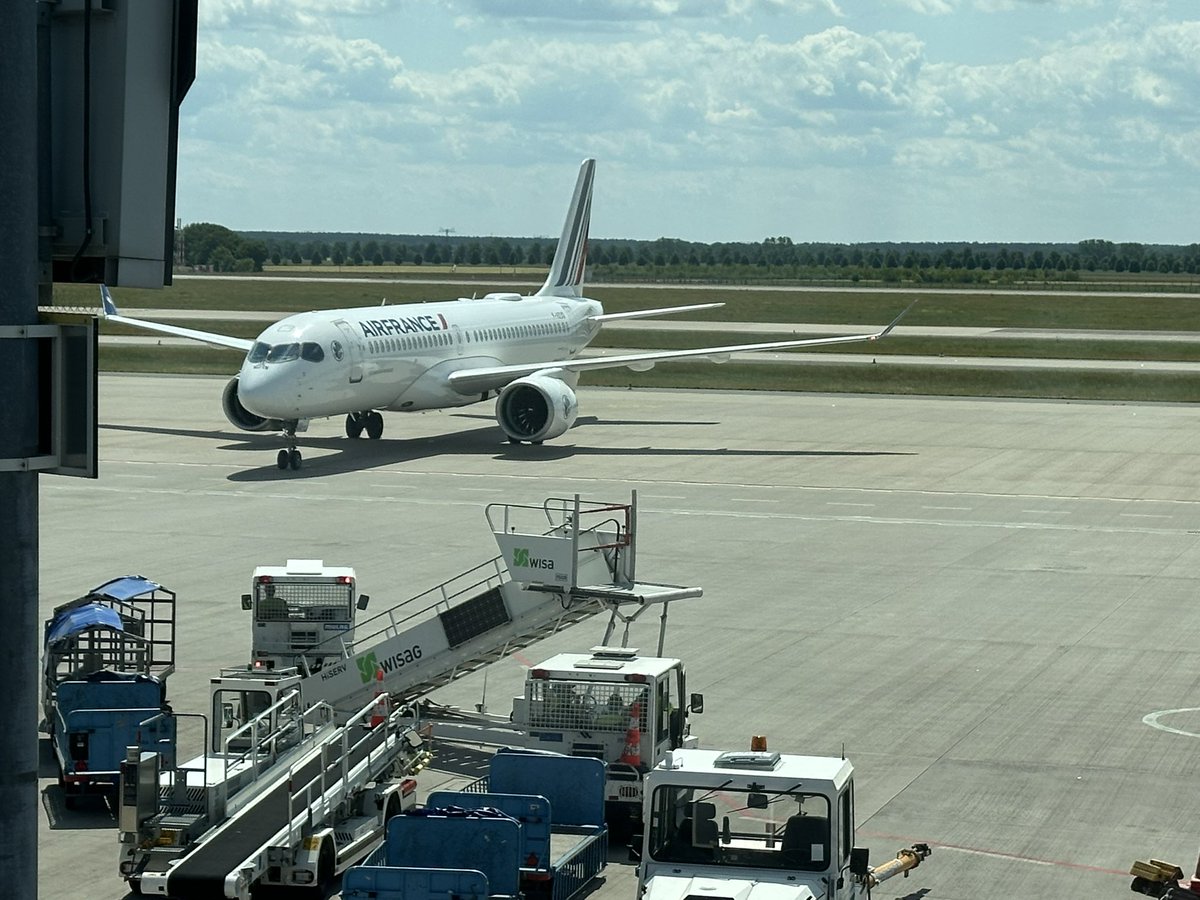 Markus Richter (@cio_bund) on Twitter photo Arrivé à Paris pour renforcer la coopération 🇩🇪🇫🇷 sur #numérique, #IA, #OpenSource & #modernisation de l’État.
Hâte d’échanger avec <a href="/T_Courbe/">Thomas Courbe</a>, <a href="/LMarcangeli/">Laurent Marcangeli</a> et de découvrir les #HackDaysParis de la #DINUM sous la direction de Stéphanie Schaer. Arrivé à Paris pour renforcer la coopération 🇩🇪🇫🇷 sur #numérique, #IA, #OpenSource & #modernisation de l’État.
Hâte d’échanger avec <a href="/T_Courbe/">Thomas Courbe</a>, <a href="/LMarcangeli/">Laurent Marcangeli</a> et de découvrir les #HackDaysParis de la #DINUM sous la direction de Stéphanie Schaer.