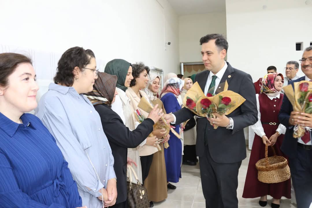 Müdürlüğümüz tarafından, Hayat Boyu Öğrenme Haftası etkinlikleri kapsamında yıl sonu sergimizin açılışını  gerçekleştirdik.