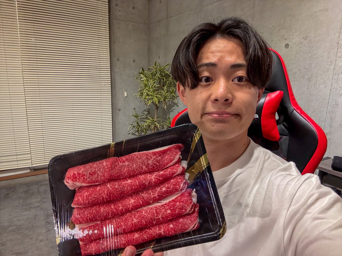 黒山さん（＠Yuito_Kuroyama ）から誕生日にいただいたお肉が届きました！

本当にいつもお世話になっています！
大尊敬する方でもあるので黒山さんからはこれからも色んな事を学ばせてもらいます！

引き続きよろしくお願い致します！
改めてお肉ありがとうございます！！！！🥩