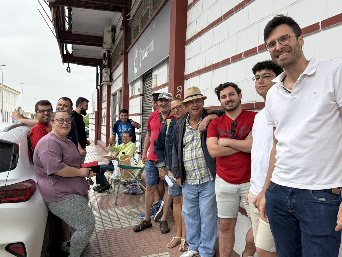 💥 Primeros romanos en hacer cola para conseguir entradas del #RealSociedadBMérida 🎟️

🙌🏻 Sois ÚNICOS ⚪️⚫️