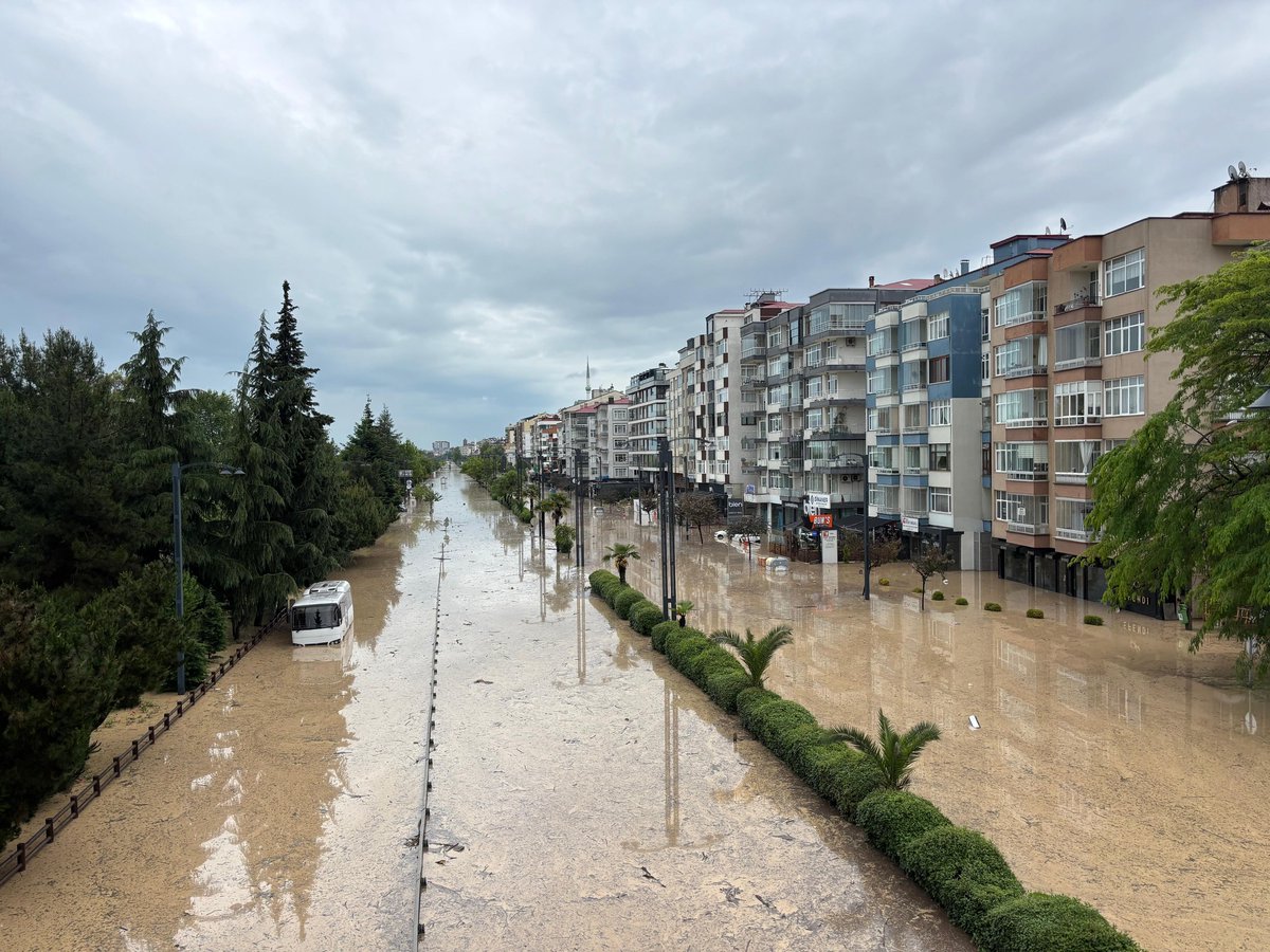 mhilmiguler's tweet photo. Kıymetli Trabzonlu Kardeşlerim,

Bugün sabah saatlerinden itibaren Trabzon’da etkili olan yoğun yağışlar sebebiyle olumsuzluk yaşayan tüm hemşehrilerimize geçmiş olsun dileklerimi iletiyorum.

Yaşanan afetin izlerinin en kısa sürede silinmesi temennisiyle, sahada büyük bir fedakârlıkla görev yapan tüm ekipleri gönülden selamlıyorum.

Komşu şehir olarak şunu açıkça ifade etmek isterim ki;
Trabzon’un ve Trabzon halkının her zaman yanındayız.

Ordu Büyükşehir Belediyesi olarak, ihtiyaç duyulan her anda tüm imkânlarımızla destek vermeye hazırız.

Rabbim milletimizi her türlü afetten muhafaza eylesin.
