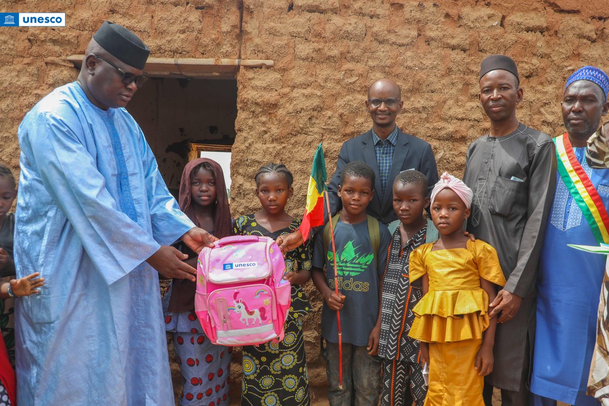 UNESCO MALI (@unescobamako) on Twitter photo <a href="/UnescoBamako/">UNESCO MALI</a>, avec appui financier du Secteur Priorité Afrique et Relations extérieures et en collaboration avec min. Ed. nationale, a remis, le 13/05/25, 450 kits scolaires aux élèves victimes d’inondations dans la région de Ségou pour soutenir la poursuite de leur scolarité. <a href="/UnescoBamako/">UNESCO MALI</a>, avec appui financier du Secteur Priorité Afrique et Relations extérieures et en collaboration avec min. Ed. nationale, a remis, le 13/05/25, 450 kits scolaires aux élèves victimes d’inondations dans la région de Ségou pour soutenir la poursuite de leur scolarité.