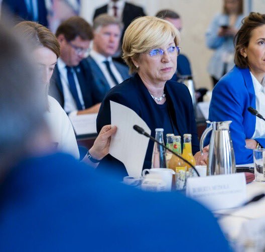 V Copenhagnu se v imenu vodje skupine <a href="/EPPGroup/">EPP Group</a> <a href="/ManfredWeber/">Manfred Weber</a> udeležujem konference predsednikov pred začetkom danskega predsedovanja EU. Evropejci od nas pričakujejo zagotovitev varnosti, podjetja pa poenostavitve regulativnega okolja za poslovne priložnosti na notranjem trgu in