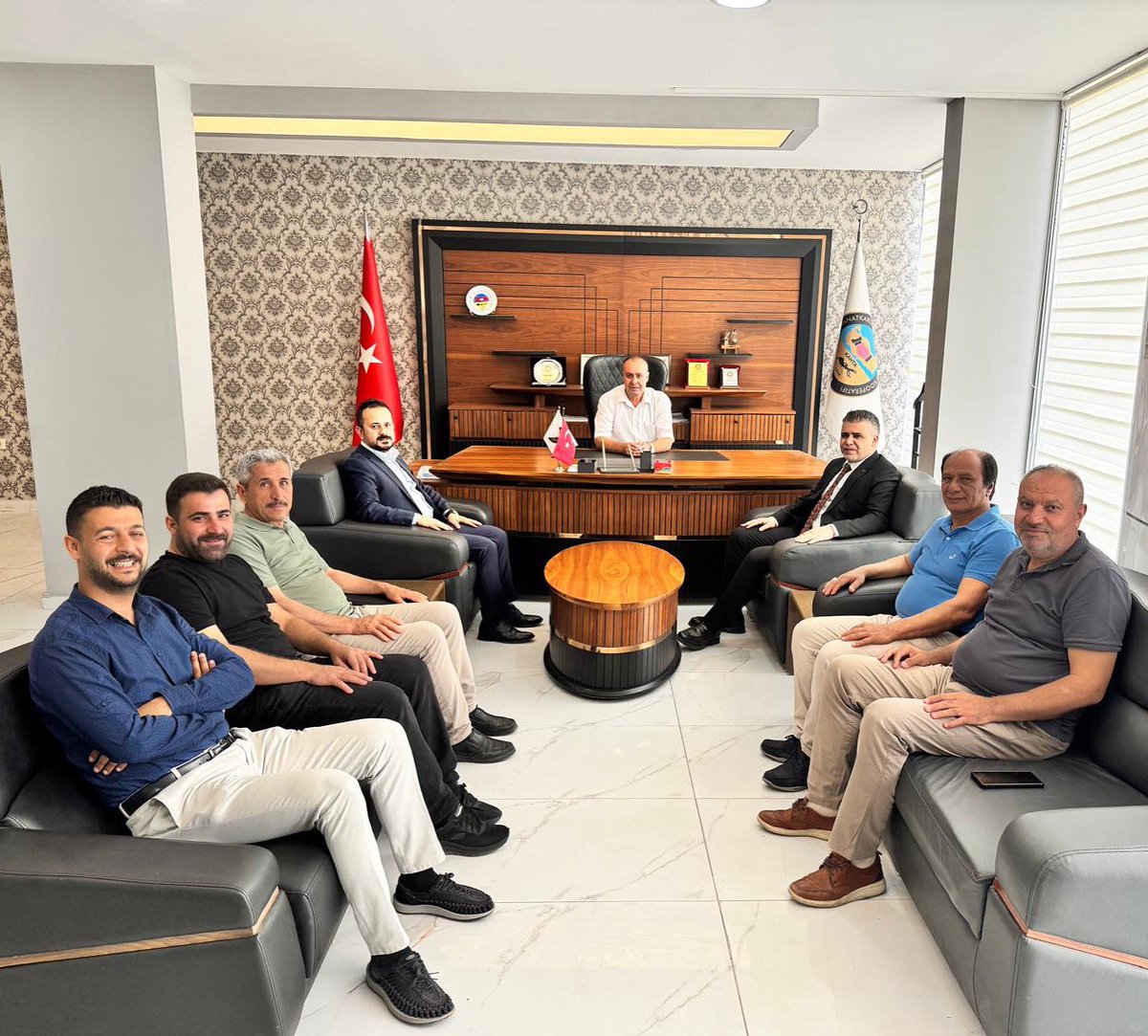 Kahta Esnaf ve Sanatkârlar Kredi Kefalet Kooperatifi Başkanı Ahmet Saray’ı, Şube Başkanımız Yakub Çelik ve yönetim kurulu üyelerimiz ile birlikte ziyaret ettik.

Farklı şehirlerde olsak da yıllara dayanan dostluğumuzun sıcaklığı ve samimiyeti, her buluşmamızda ilk günkü gibi