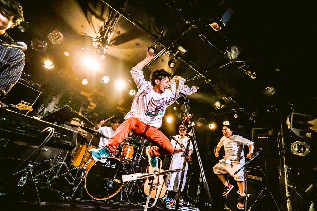 もうすぐ6/18水曜日　東京60WATTSワンマンライブを大阪ネイブにて行います。
大川毅＋杉浦琢雄
w/アシガルユース（はなも、サモ、草太、ロン）というメンバーで。
写真は先月コラボしてライブを初めてした時の写真。
なんだかとても楽しくてはしゃいでます。
いい写真いっぱいもらった。また見せます。