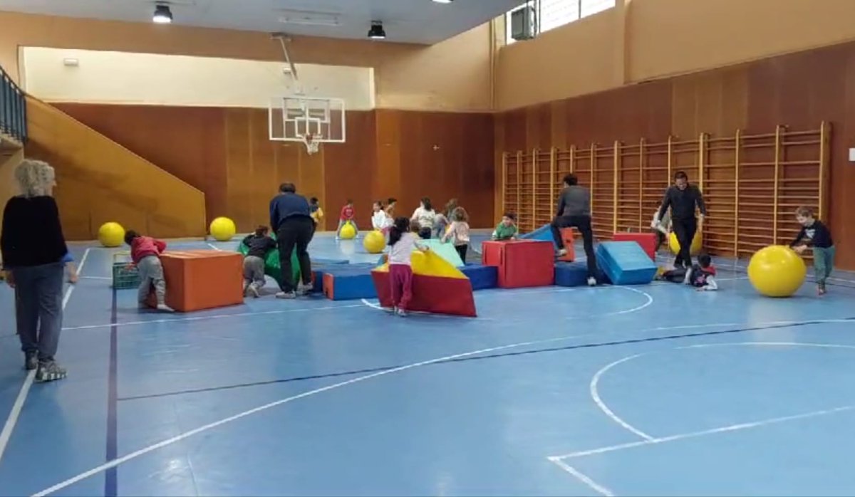 Els infants d'Educació Infantil fan psicomotricitat al gimnàs. Avui molt ben acompanyats.