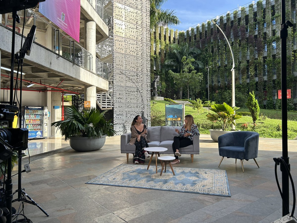 ¡Hola Medallo está en el Pascual! Conéctate en vivo en <a href="/Telemedellin/">Telemedellín</a>🔴📹donde hablamos de los Proyectos Integradores de Aula y Proyectos de Aula. También, promocionamos nuestros programas académicos, donde mostramos lo que la Institución ofrece desde sus aulas y laboratorios👩🏻‍🔬📚.