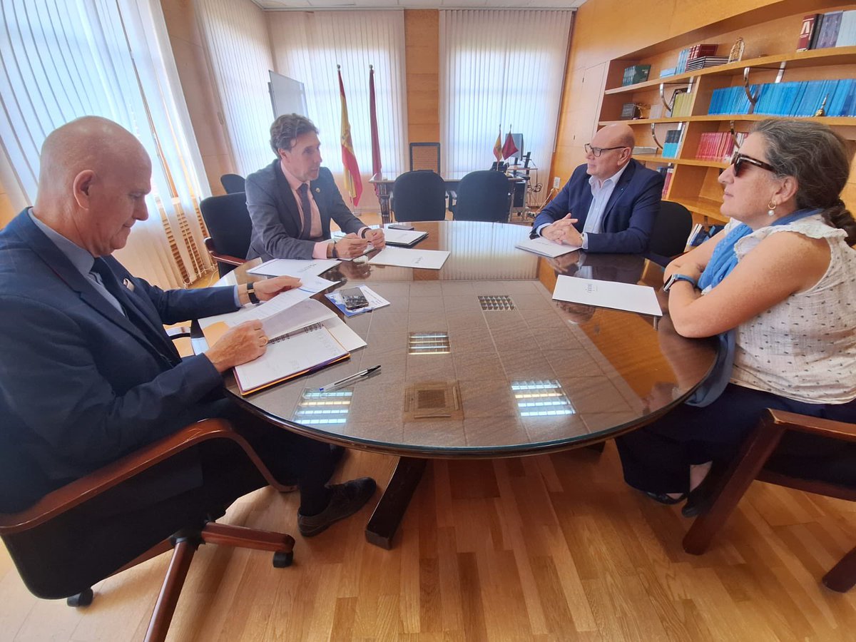 CERMI REGION DE MURCIA (@cermimurcia) on Twitter photo Hoy nos hemos reunido con el Presidente del <a href="/TSJMurcia/">TSJ Murcia</a> Manuel Luna y con su Secretario de Gobierno Javier Parra para seguir avanzando en las medidas necesarias para que la Justicia sea plenamente accesible para las 170.000 personas con discapacidad que hay en nuestra región. Hoy nos hemos reunido con el Presidente del <a href="/TSJMurcia/">TSJ Murcia</a> Manuel Luna y con su Secretario de Gobierno Javier Parra para seguir avanzando en las medidas necesarias para que la Justicia sea plenamente accesible para las 170.000 personas con discapacidad que hay en nuestra región.