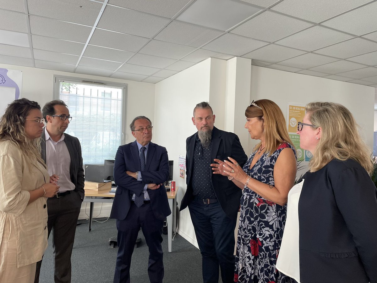 Pierre Bédier (@pierre_bedier) on Twitter photo 🎧 Visite ce matin aux équipes du Centre départemental de contact de Mantes-la-Jolie. Avec + 300 000 appels reçus en 2024, c’est un outil d’accompagnement performant au service des Yvelinois. La relation usager est au cœur de l’action du Département <a href="/Les_Yvelines/">Les Yvelines</a>. 🎧 Visite ce matin aux équipes du Centre départemental de contact de Mantes-la-Jolie. Avec + 300 000 appels reçus en 2024, c’est un outil d’accompagnement performant au service des Yvelinois. La relation usager est au cœur de l’action du Département <a href="/Les_Yvelines/">Les Yvelines</a>.