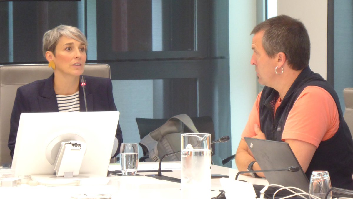 Eskola Kirolari buruzko Ponentzian Markina-Xemeingo alkate Iratxe Lasaren agerraldia, Mikel Urkia Kirol zinegotziak lagunduta / Comparecencia de la Alcaldesa de Markina-Xemein, Iratxe Lasa, acompañada por el concejal de Deportes, Mikel Urkia jggipuzkoa.seneca.tv/watch?id=OTFkN…