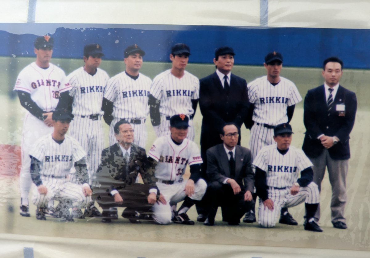 優勝決定戦に支障がないように今日を選ばれたのでしょうか。
長嶋茂雄さん。ご冥福をお祈りいたします。
そして３０年前の記念試合（六大学現役対ＯＢプロ野球関係者）の時の写真です。