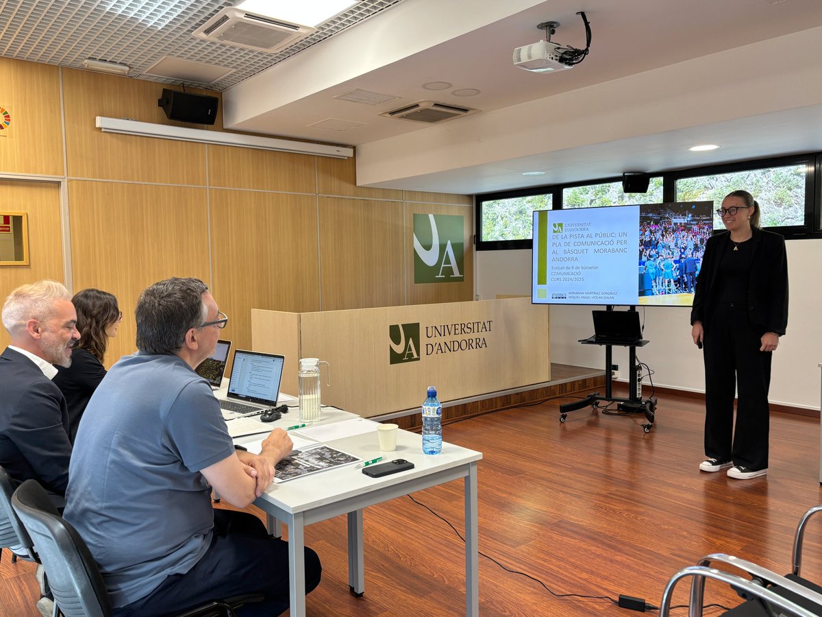 🎓 Com cada final de curs, és moment de presentar els Treballs de final de bàtxelor. Avui ha estat el torn de quatre estudiants del bàtxelor en Comunicació 🔝
#TFB #bàtxelor #Comunicació #universitat #Andorra