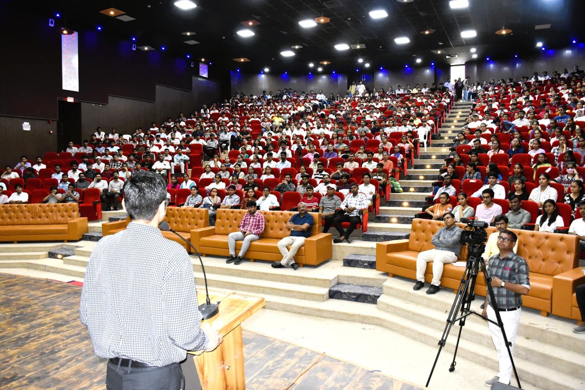 InfoGujarat's tweet image. બનાસકાંઠાના 2000થી વધુ વિદ્યાર્થીઓને UPSC ટોપર્સ પાસેથી સ્પર્ધાત્મક પરીક્ષાનું પ્રેરણાદાયક માર્ગદર્શન મળ્યું...

#UPSCPreparation #CompetitiveExams
#StudentEmpowerment #CivilServices