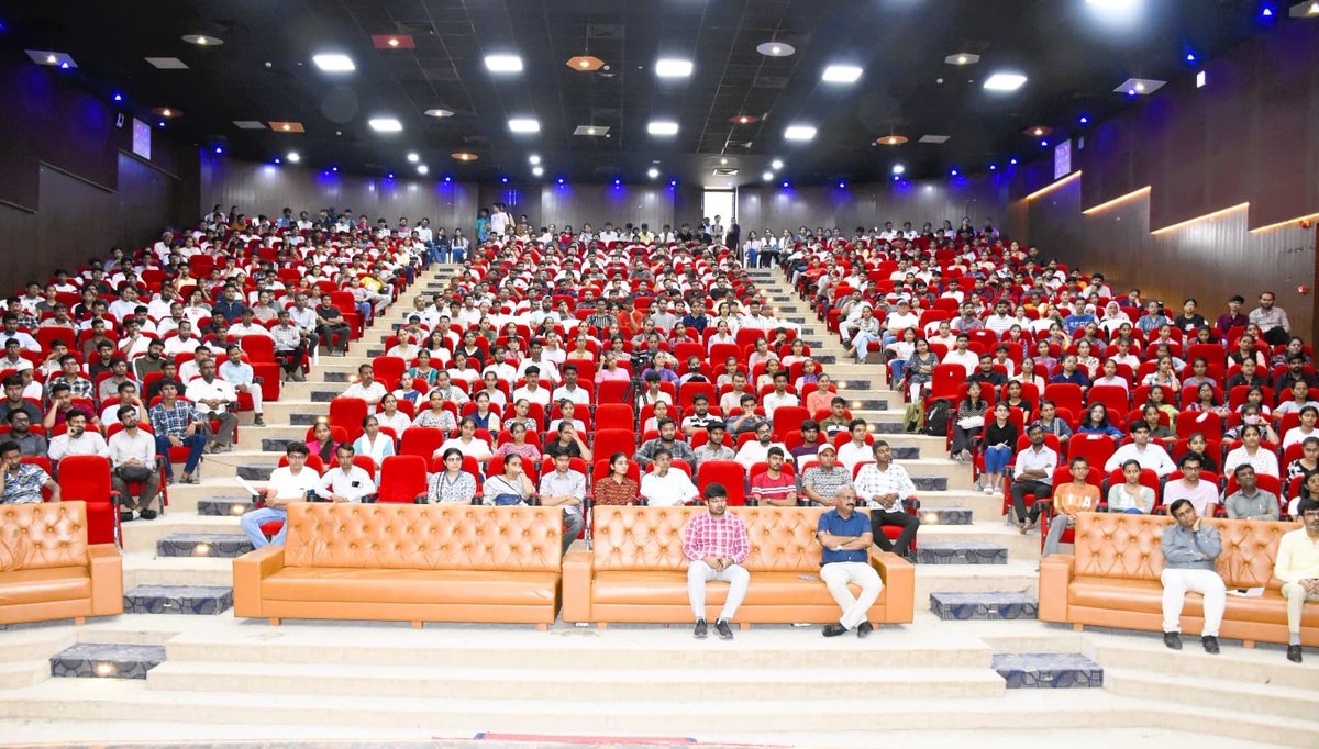 InfoGujarat's tweet image. બનાસકાંઠાના 2000થી વધુ વિદ્યાર્થીઓને UPSC ટોપર્સ પાસેથી સ્પર્ધાત્મક પરીક્ષાનું પ્રેરણાદાયક માર્ગદર્શન મળ્યું...

#UPSCPreparation #CompetitiveExams
#StudentEmpowerment #CivilServices