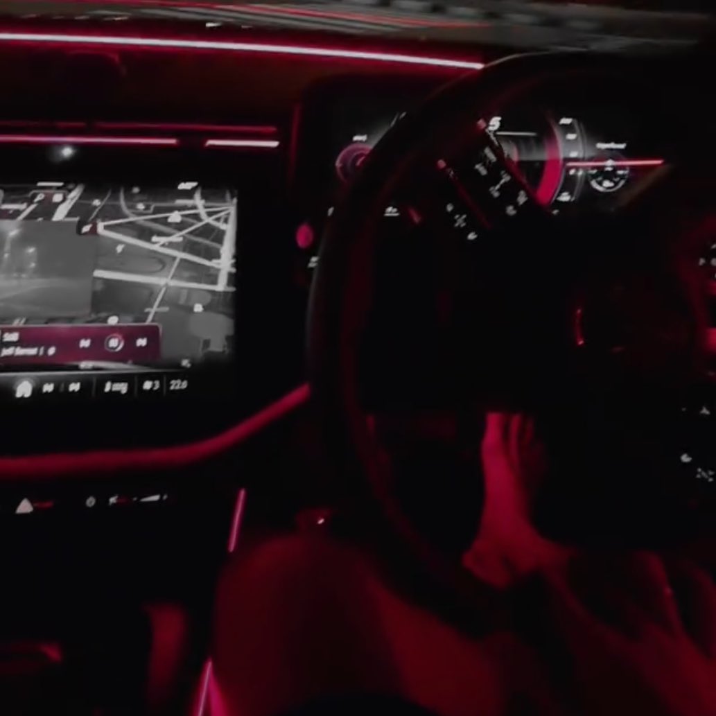 ให้เลย เป็นคลิปแรกที่เห็นแหวนแต่แหวนไม่ใช่สิ่งที่เด่นที่สุด เพราะสิ่งที่เด่นที่สุดในคลิปนี้คือเอเนอร์จี้ในการขับรถหรูตีนเปล่า