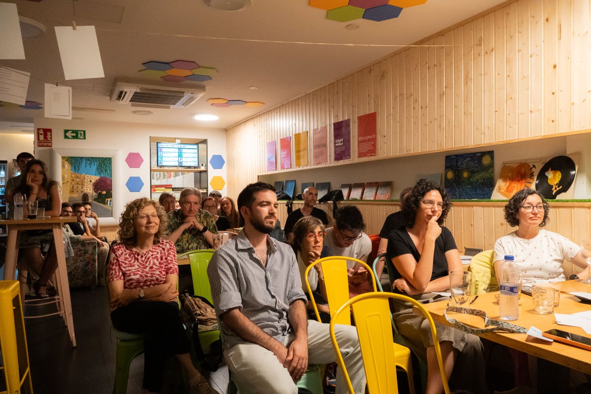 Transvers, Festival de Poesia Tarragona (@transverspoesia) on Twitter photo 🎙La poesia també es diu, es crida i es celebra!
Al micro obert Canto la lluita, organitzat pel col·lectiu Vespres de Poesia dins del #Transvers2025, va participar moltíssima gent, amb versos combatius i emotius.
Les <a href="/TwinsCraftBeer/">Twins Craft Beer</a> van vibrar de paraules i d’amor! 🎙La poesia també es diu, es crida i es celebra!
Al micro obert Canto la lluita, organitzat pel col·lectiu Vespres de Poesia dins del #Transvers2025, va participar moltíssima gent, amb versos combatius i emotius.
Les <a href="/TwinsCraftBeer/">Twins Craft Beer</a> van vibrar de paraules i d’amor!