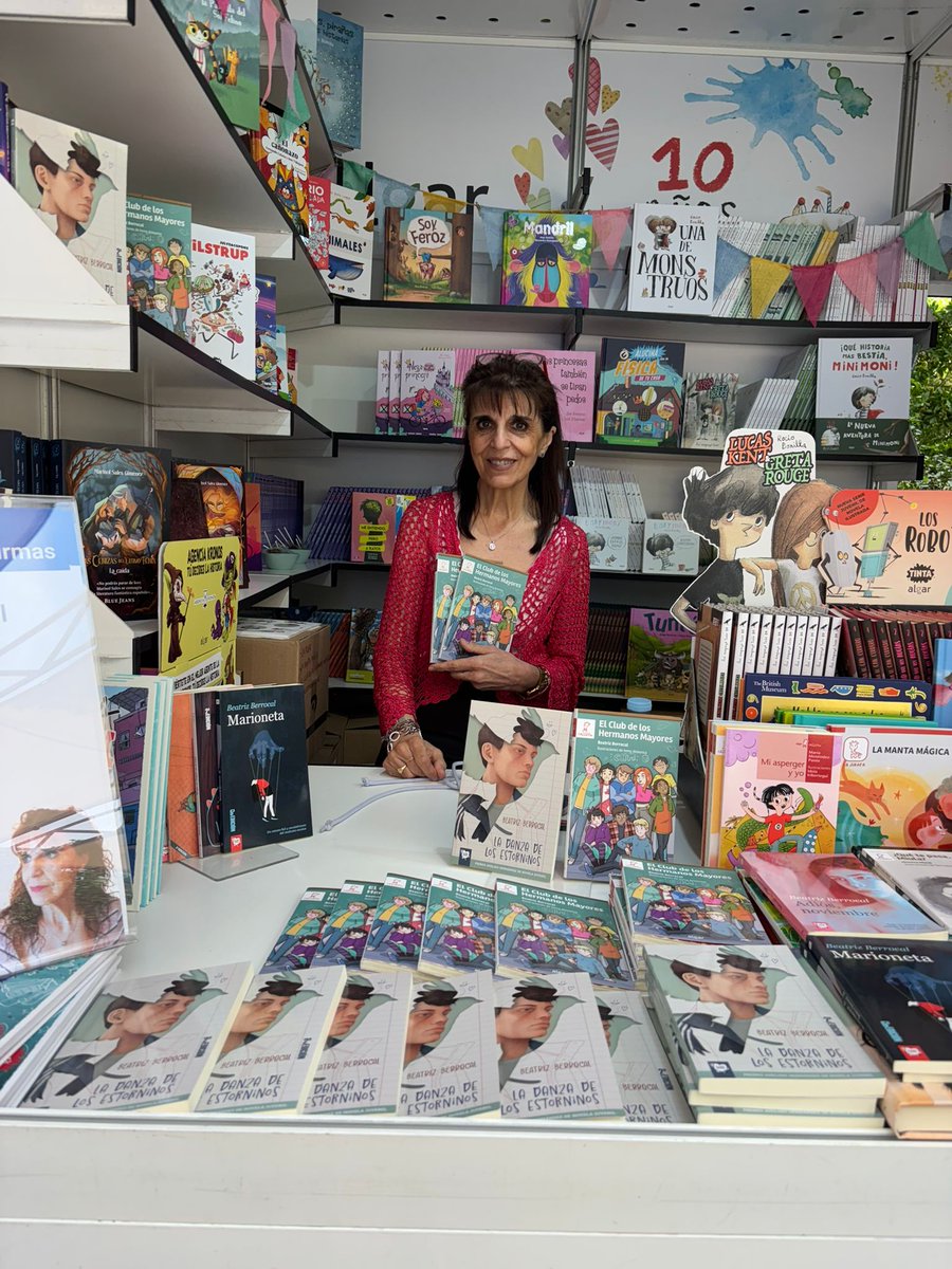 Algar Editorial (@algareditorial) on Twitter photo La autora de 'La danza de los estorninos' y 'El club de los Hermanos Mayores', <a href="/bberrocal/">Beatriz Berrocal</a>, firmando en nuestra caseta (número 350, bloque 21B) en la <a href="/FLMadrid/">Feria del Libro de Madrid</a> La autora de 'La danza de los estorninos' y 'El club de los Hermanos Mayores', <a href="/bberrocal/">Beatriz Berrocal</a>, firmando en nuestra caseta (número 350, bloque 21B) en la <a href="/FLMadrid/">Feria del Libro de Madrid</a>