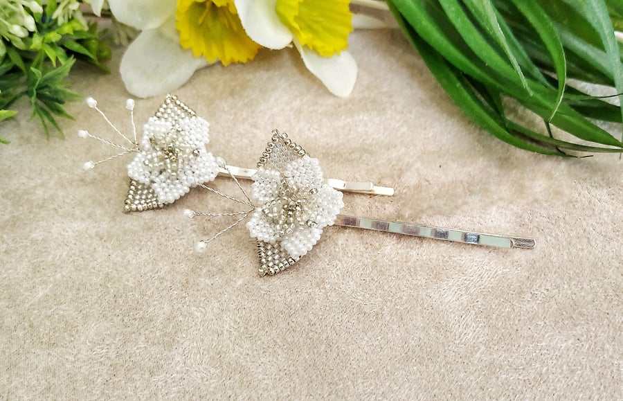 riverandwylde's tweet photo. Introducing our brand new beaded bridal flower hair pins. These have such a lovely shimmer, and would be ideal for a prom or black tie event, too! Do get in touch if you'd like a custom colour combo 🌺
#prom #wedding #bride_to_be #handmade #style #shopindie #UKMakers https://t.co/I8Ng03tWPZ