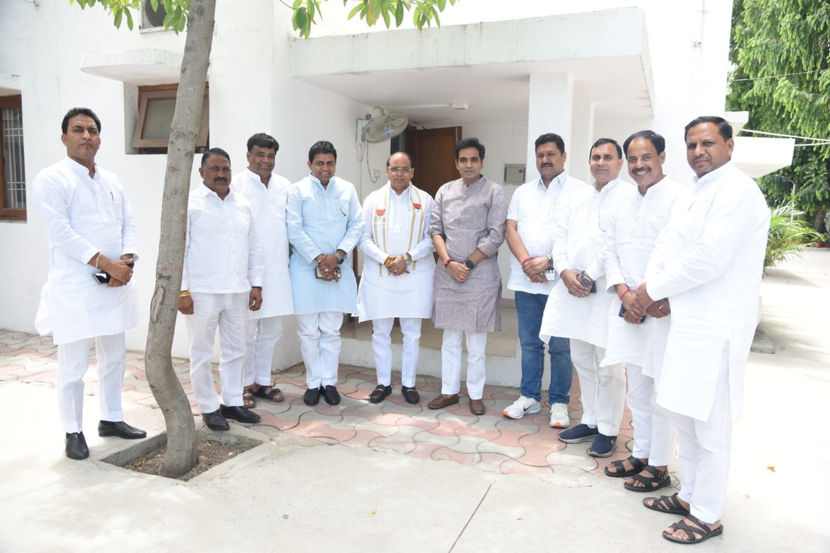Office of Pankaj Singh (@pankajsingh_in) on Twitter photo आज श्री <a href="/PankajSinghBJP/">Pankaj Singh</a> जी से लखनऊ आवास पर पश्चिम क्षेत्र के अध्यक्ष श्री सतेंद्र शिशोदिया जी ने शिष्टाचार भेंट की। इस दौरान नोएडा अध्यक्ष श्री महेश चौहान,हापुड़ जिलाध्यक्ष श्री नरेश तोमर,गौतबुद्धनगर पूर्व जिलाध्यक्ष श्री गजेंद्र मावी व पार्टी के वरिष्ठ कार्यकर्ता उपस्थित रहे। आज श्री <a href="/PankajSinghBJP/">Pankaj Singh</a> जी से लखनऊ आवास पर पश्चिम क्षेत्र के अध्यक्ष श्री सतेंद्र शिशोदिया जी ने शिष्टाचार भेंट की। इस दौरान नोएडा अध्यक्ष श्री महेश चौहान,हापुड़ जिलाध्यक्ष श्री नरेश तोमर,गौतबुद्धनगर पूर्व जिलाध्यक्ष श्री गजेंद्र मावी व पार्टी के वरिष्ठ कार्यकर्ता उपस्थित रहे।