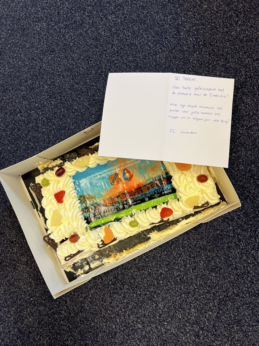 Bedankt voor de taart 🎂👏 @fcvolendam Samen naar de Eredivisie 🤝 PS.  laten we de punten op het veld uitvechten! #WitteLeeuwen  #EredivisieHereWeCome, image size:900x1200