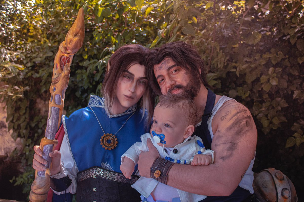 luciffe666's tweet image. ✨ The traditional family ✨
Viktor, Jayce and little Blitzcranck
always dnd!au with mage Viktor and Blacksmith Jayce ✨
Jayce is @EywenCos
Happy Pride ✨🏳️🌈
#arcane #jayvik #jaycetalis #viktorarcane