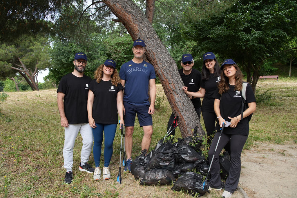 Ericsson Europe (@ericsson_europe) on Twitter photo Correr, recoger y reconectar con nuestro entorno🌍Hoy hemos practicado #plogging en Casa de Campo Madrid, una actividad que une ejercicio físico y cuidado del medioambiente. Lo hemos hecho junto a <a href="/EmbajadorSuecia/">Per-Arne Hjelmborn, Embajador de Suecia en España</a>. #HazteElSuecoDeVerdad.
Lee más aquí: m.eric.sn/21bB50W3iic Correr, recoger y reconectar con nuestro entorno🌍Hoy hemos practicado #plogging en Casa de Campo Madrid, una actividad que une ejercicio físico y cuidado del medioambiente. Lo hemos hecho junto a <a href="/EmbajadorSuecia/">Per-Arne Hjelmborn, Embajador de Suecia en España</a>. #HazteElSuecoDeVerdad.
Lee más aquí: m.eric.sn/21bB50W3iic