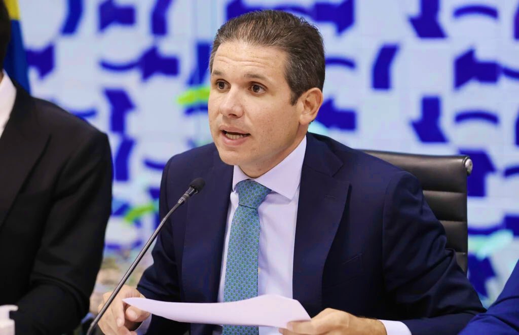 🚨URGENTE - Oposição pede a Hugo Motta mandato remoto para Eduardo Bolsonaro