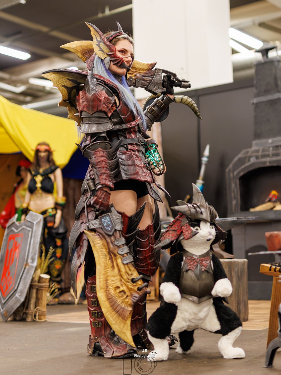 laurabdev's tweet image. Ready for battle with my fur-riend Palico!
@CAPCOM_Germany 
#monsterhuntercosplay #fantasybasel